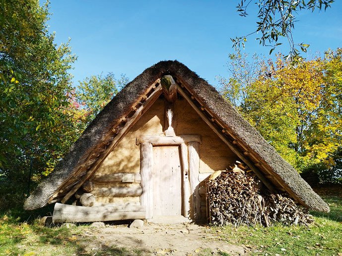 Archeopark Všetaty nedaleko Hradce Králové nabízí vzdělávací a zážitkové programy