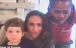 Meghan Markle s princem Archiem a její maminkou Doriou Ragland při videohovoru v roce 2022. Podobný hovor plánují i letos, má být součástí jejich "usmiřovací strategie".