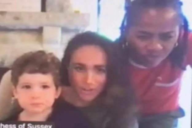 Meghan Markleová s princem Archiem a její maminkou Doriou Raglandovou při videohovoru v roce 2022. Podobný hovor plánují i letos, má být součástí jejich „usmiřovací strategie“.