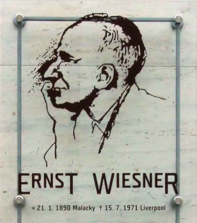Pamětní deska architekta Ernsta Wiesnera.