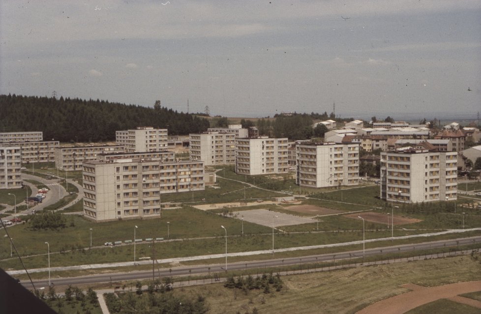 Sídliště Ďáblice na počátku své existence v době, kdy se stromy teprve vysázely. Dnes je díky jejich vzrůstu na sídliště úplně jiný pohled.