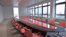 Konferenční místnost s výhledem na Zlín v 6. patře s unikátním stolem. Je dlouhý 10 metrů.