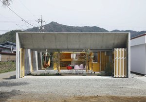 Minimalistický dům se soukromou zahradou s houpačkou