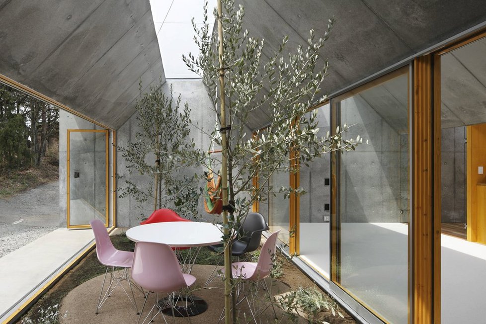 Minimalistický dům se soukromou zahradou s houpačkou