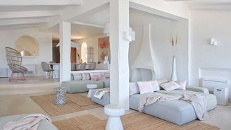 Bílá s odrazem moře a ostrova. Dům na Sardinii proměnila architektka od základu Bílá s odrazem moře a ostrova. Dům na Sardinii proměnila architektka od základu