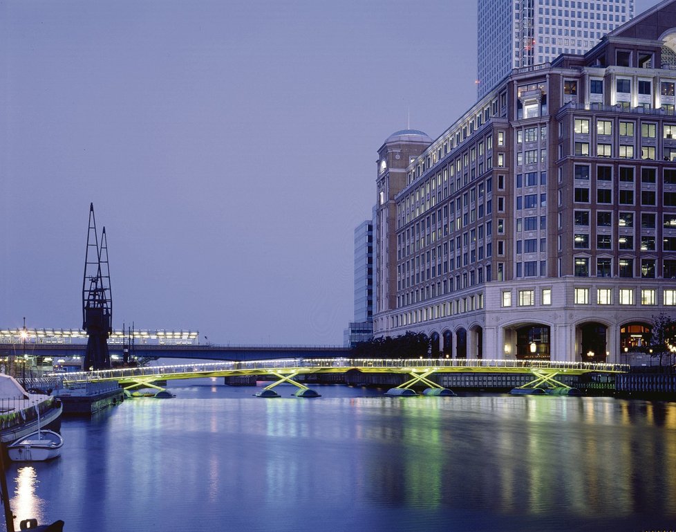 Docklands Floating Bridge v Londýně.