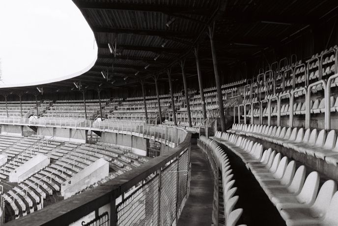 Když už tam na kopci budete, zajděte si i do menšího strahovského stadionu. Bývá běžně otevřený a přístupný, ale člověka jen tak nenapadne si tam zajít.