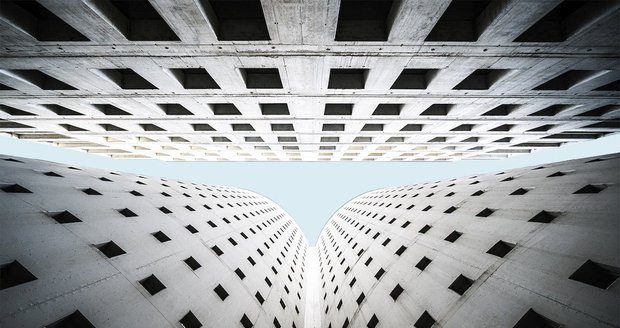 Fotograf zachycuje půvab symetrie budov ve Vídni