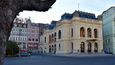 Karlovarské městské divadlo. Budova Karlovarského městského divadla byla vybudována v lázeňské části města při říčce Teplé v roce 1886. Za její podobou stojí vídeňští architekti Ferdinand Fellner a Hermann Helmer. Postavena byla v historizujícím pseudorokokovém stylu.