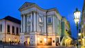 Stavovské divadlo, Praha. Stavovské divadlo, dříve zvané Hraběcí Nosticovo divadlo, stojí na Ovocném trhu v pražském Starém Městě. Stavba vznikla v letech 1781–1783 jako jedna z prvních klasicistních budov v Praze. Od té doby se dočkala několika citlivých přestaveb.