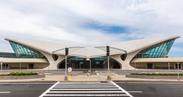 Bývalý letištní terminál v New Yorku se změnil v unikátní retro hotel