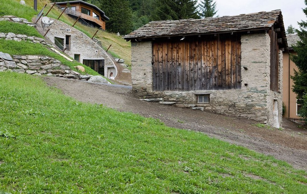 Vila zapuštěná do svahu nabízí kombortní bydlení, které nehyzdí krajinu