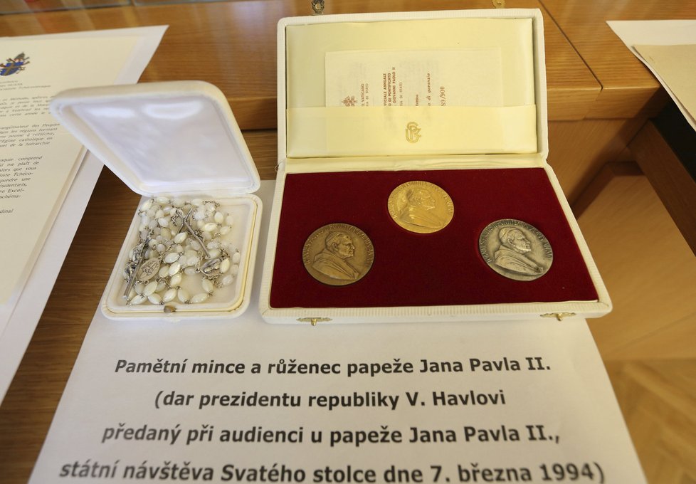 Pamětní mince a růženec papeže Jana Pavla II.