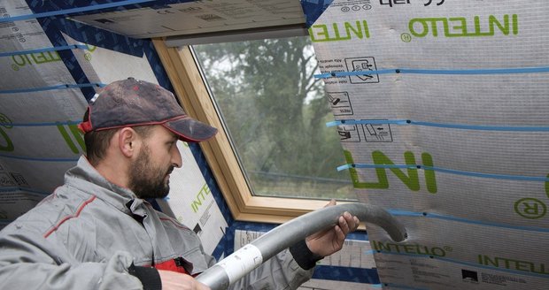 Zateplení šikmých střech s odvětrávanou skladbou (př. systém  laťování) s celulózovou izolací Climatizer Plus. Zlepší akumulační vlastnosti stavby – v létě je v podkroví chládek, v zimě teplo.