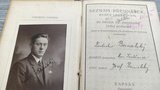 Univerzitní archiv ukázal kuriozity: 100letý index, Masarykovo věnování i rektorský řetěz