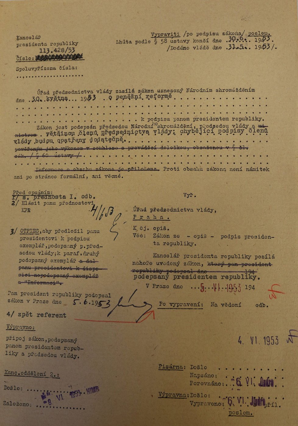 Záznam o podpisu zákona o peněžní reformě prezidentem republiky Antonínem Zápotockým (5. 6. 1953)