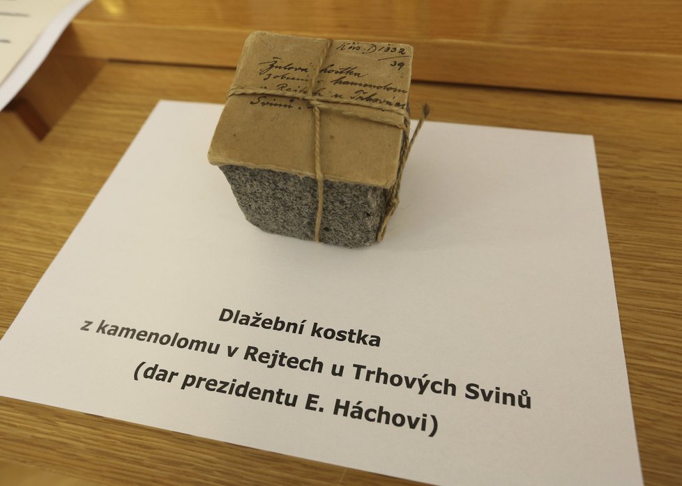 Dlažební kostka z maneolomu v Rejtech u Trhových Svinu (Dar prezidentu E. Háchovi)