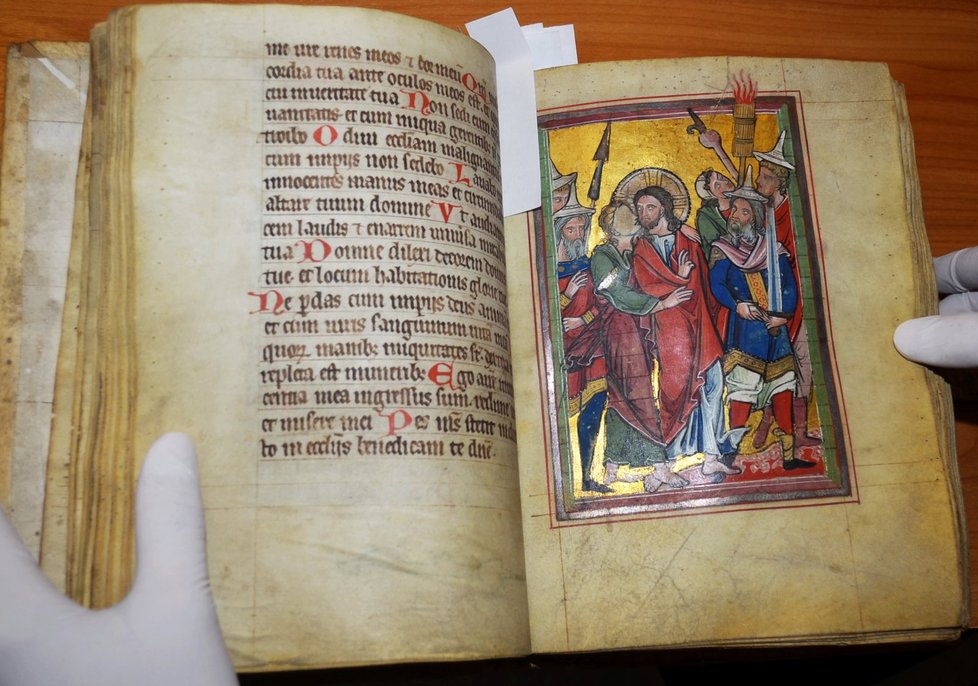 Plzeň se chlubí historickými skvosty, má pět nových archivních kulturních památek. Na snímku Osecký žalář, kniha z druhé poloviny 13. století.