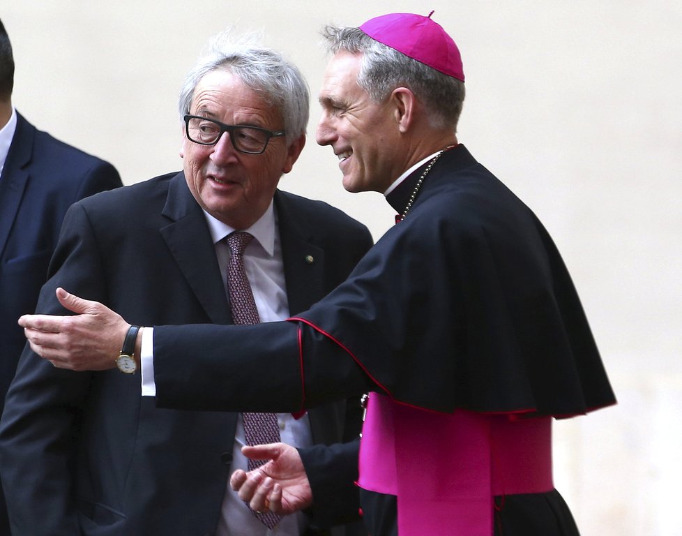 Jean-Claude Juncker, šéf Evropské komise, na návštěvě ve Vatikánu. Na snímku ho vítá arcibiskup Georg Ganswein.