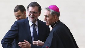 Španělský premiér Mariano Rajoy a arcibiskup Georg Ganswein