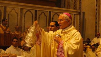 Odvážný biskup zakázal gangsterům dělat kmotry na křtech, mafie na Sicílii pořád řádí  