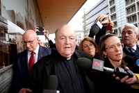 Kryl zneužívání dětí. Australský arcibiskup má rok pykat