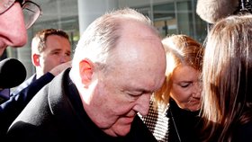 Australský arcibiskup Philip Wilson kryl podle soudu zneužívání dětí. Má strávit rok ve vězení. Ačkoliv chtěl původně rezignovat až v případě, že neuspěje s odvoláním, po nátlaku řady osobností se v pondělí úřadu vzdal.