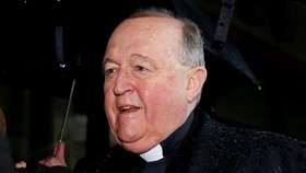 Australský arcibiskup Philip Wilson kryl podle soudu zneužívání dětí. Má strávit rok ve vězení. Soud v polovině června rozhodne, zda nastoupí do káznice, nebo si trest odpyká doma. Po půl roce může požádat o propuštění
