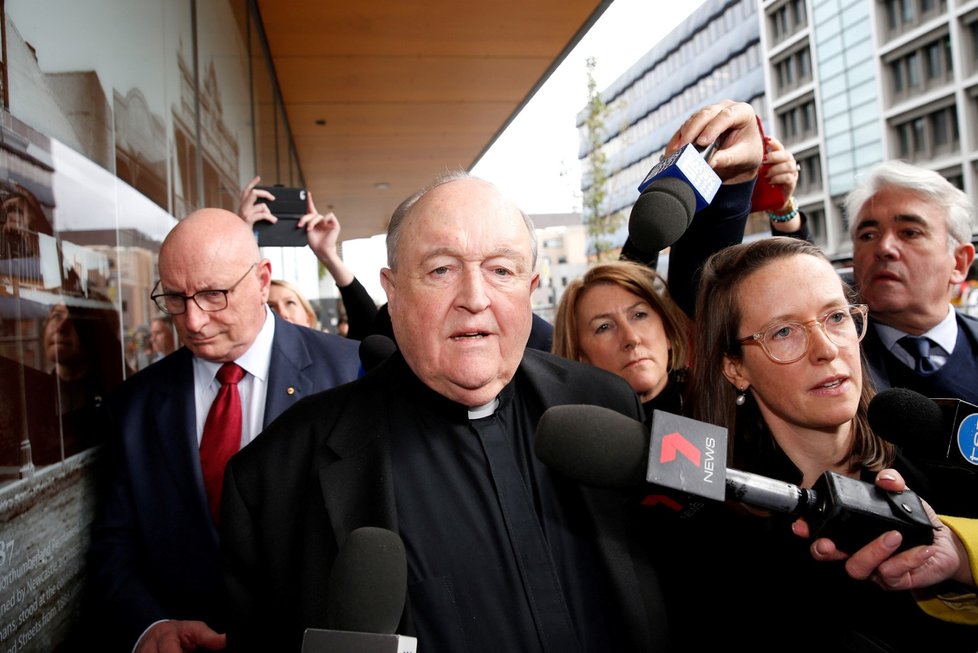 Australský arcibiskup Philip Wilson kryl podle soudu zneužívání dětí. Má strávit rok ve vězení. Ačkoliv chtěl původně rezignovat až v případě, že neuspěje s odvoláním, po nátlaku řady osobností se v pondělí úřadu vzdal.