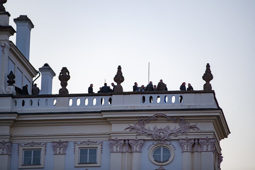 Na střeše Arcibiskupského paláce se konal večírek navzdory koronavirovým opatřením (27.4.2021).