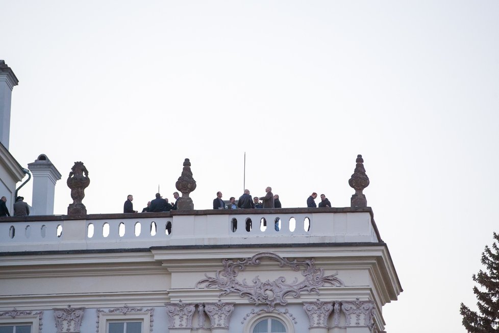 Na střeše Arcibiskupského paláce se konal večírek navzdory koronavirovým opatřením (27.4.2021).