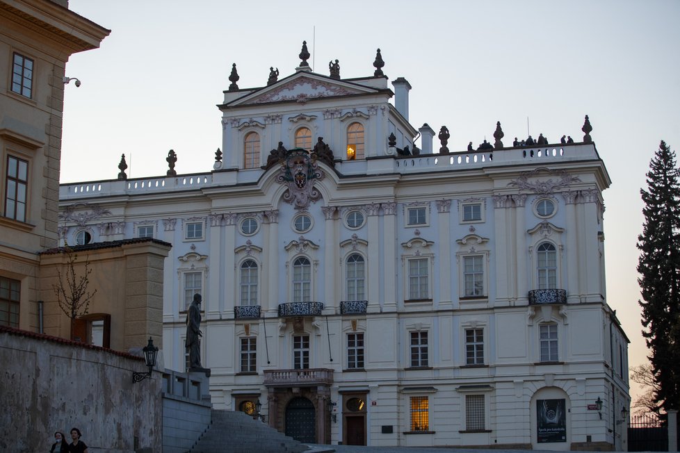 Na střeše Arcibiskupského paláce se konal večírek navzdory koronavirovým opatřením (27.4.2021)