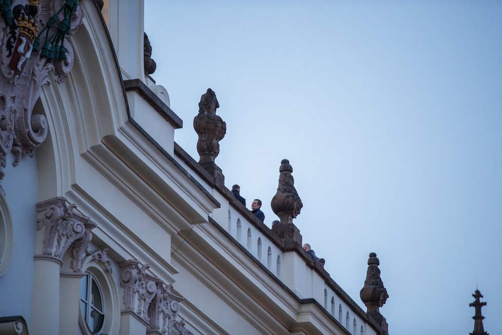 Na střeše Arcibiskupského paláce se konal večírek navzdory koronavirovým opatřením (27.4.2021)