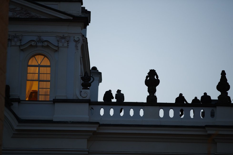 Na střeše Arcibiskupského paláce se konal večírek navzdory koronavirovým opatřením (27.4.2021).