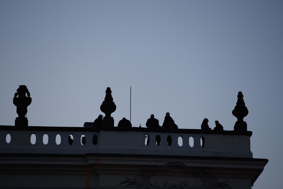 Na střeše Arcibiskupského paláce se konal večírek navzdory koronavirovým opatřením (27.4.2021)