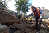 Archeologové našli ve Vlněně pec a hrnce se zbytky jídla: Stavení asi vyplenili husité