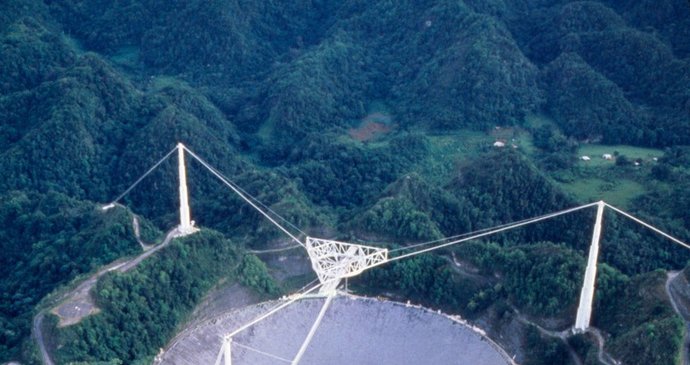 Největší radioteleskop Arecibo na Portoriku.