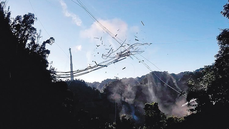 Přetržení kotvících lan radioteleskopu Arecibo a zřícení plošiny do talíře na začátku prosince 2020