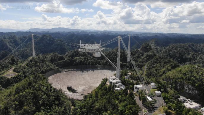 Radioteleskop Arecibo. Na snímku je zřetelně vidět poškození, které způsobil pád jednoho z kotvících lan plošiny