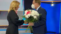 Ministr zdravotnictví Petr Arenberger (za ANO) ve studiu CNN Prima News předal květinu ke dni matek. (9.5.2021)
