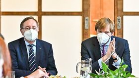 Výměna ministrů zdravotnictví: Petr Arenberger a Adam Vojtěch (oba za ANO) u jednoho stolu