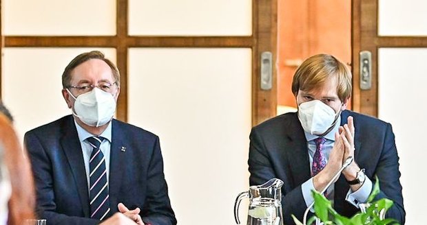 Výměna ministrů zdravotnictví: Petr Arenberger a Adam Vojtěch (oba za ANO) u jednoho stolu