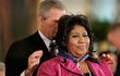 Aretha Franklin přebírá Medaili svobody z rukou prezidenta USA George W. Bushe