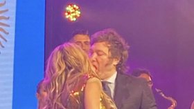 Argentinský prezident Javier Milei vášnivě líbá svou přítelkyni Fatimu Florezovou během představení v Buenos Aires.