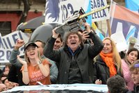 Kdo je nový argentinský prezident Milei? Populista a rocker s motorovou pilou