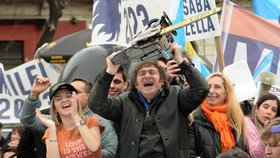 Kdo je nový argentinský prezident Milei? Populista a rocker s motorovou pilou  