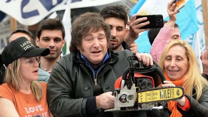 Javier Milei během prezidentské kampaně s motorovou pilou.