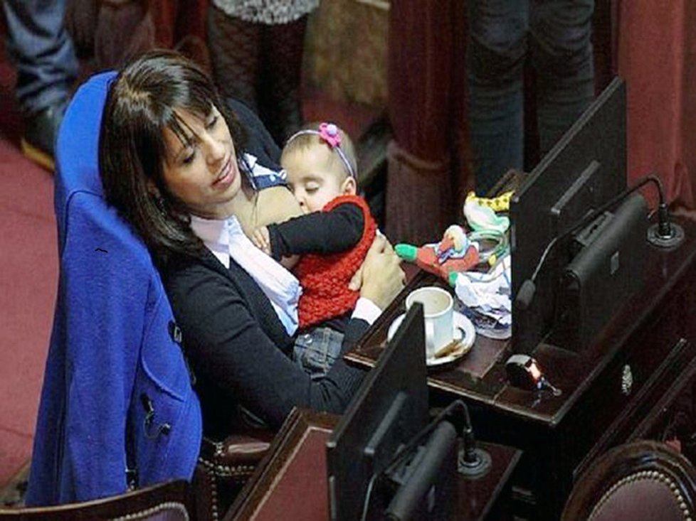 Argentinská poslankyně Victoria Donda Perez kojila během rokování parlamentu.