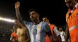 Kapitán Argentiny Lionel Messi slaví po zápase proti Chile výhru s fanoušky