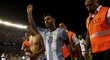 Kapitán Argentiny Lionel Messi slaví po zápase proti Chile výhru s fanoušky